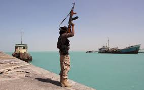 ملف:جندي حوثي في ميناء المخا.jpg