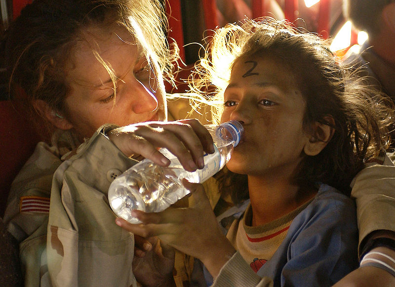ملف:800px-Humanitarian aid OCPA-2005-10-28-090517a.jpg