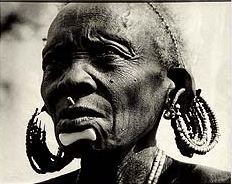 ملف:Murle Woman Wearing A Labret Made of Ivory or Fish Vertebra.jpg
