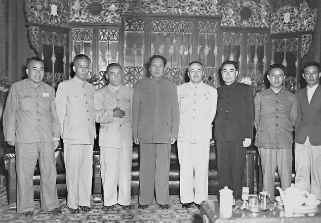 ملف:The leaders of CCP with Saifuddin Azizi, Burhan Shahidi, Deng Liqun.jpg