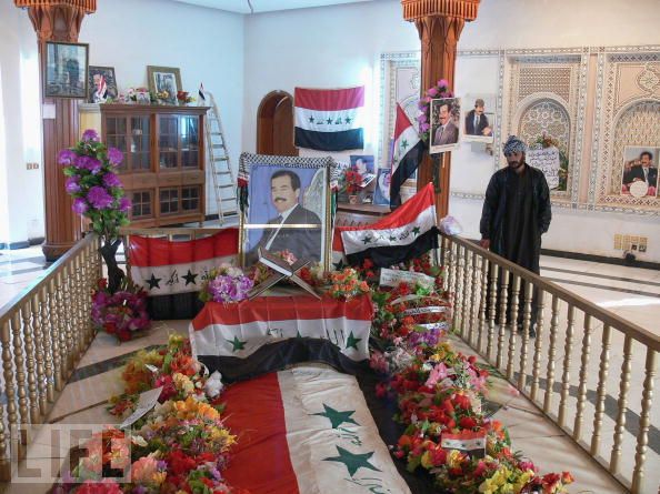 ملف:قبر صدام حسين.jpg