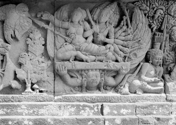 ملف:COLLECTIE TROPENMUSEUM Reliëf op de aan Shiva gewijde tempel op de Candi Lara Jonggrang oftewel het Prambanan tempelcomplex TMnr 10016191.jpg