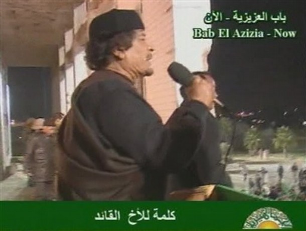 ملف:كلمة القذافي من باب العزيزية 23 مارس 2011.jpg