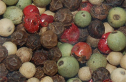 ملف:Peppercorn-varieties.jpg