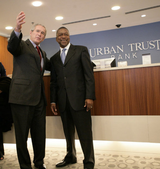 ملف:President George W. Bush is welcomed by Bob Johnson, founder and chairman of the RLJ Companies.jpg