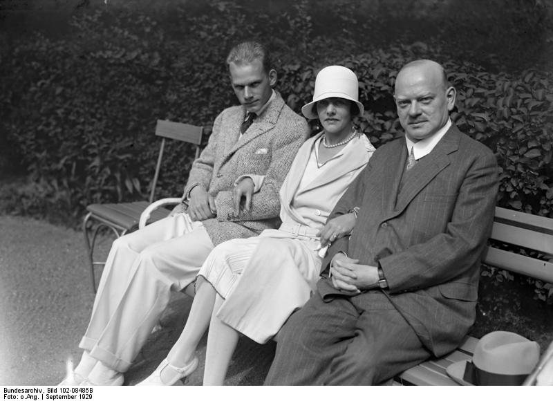 ملف:Bundesarchiv Bild 102-08485B, Karlsbad, Gustav Stresemann mit Gattin und Sohn.jpg