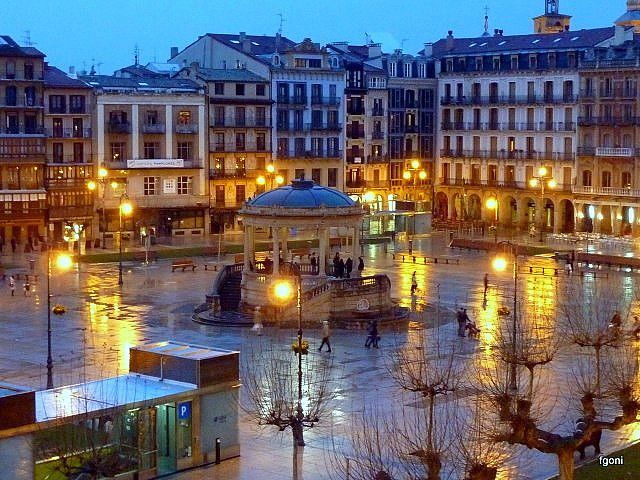 ملف:Pamplona-Plaza-Castillo-fgoni-01.jpg
