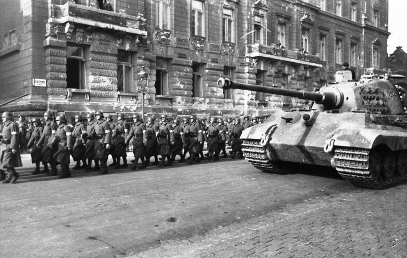ملف:Bundesarchiv Bild 101I-680-8283A-12A, Budapest, marschierende Pfeilkreuzler und Panzer VI.jpg