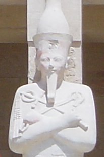 تمثال اعيد تجميعه لحتشپسوت في معبدها الجنزي في الدير البحري