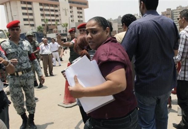 ملف:رشا عزب أثناء وصولها لمقر المجلس للتحقيقات 18 يونيو 2011.jpg