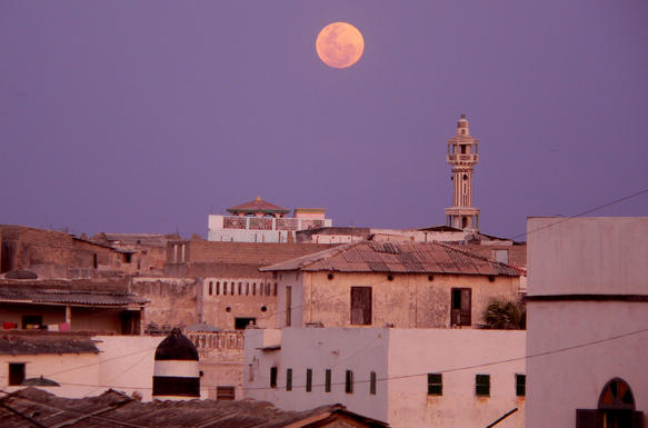 ملف:Merca minaret moonrise.jpg