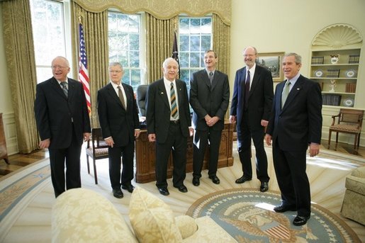 ملف:George W. Bush meets with the 2005 Nobel Prize recipients.jpg