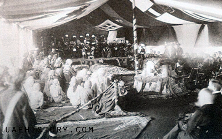 ملف:اللورد كرزون مع شيوخ أبو ظبي، دبي، عجمان، وأم القيوين في الشارقة 1903.png