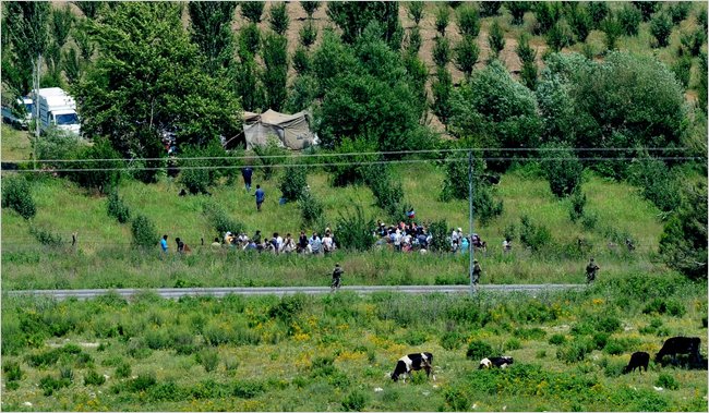 ملف:Syrian refugees waiting to cross into Hatay Turkey 2011-06-08.jpg