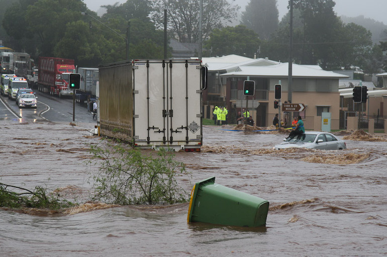 ملف:Trapped woman on a car roof during flash flooding in Toowoomba 2.jpg