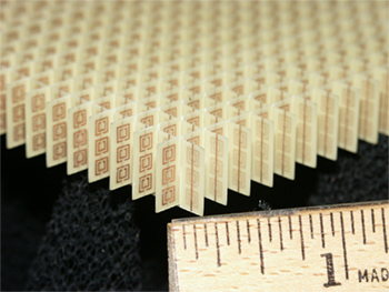 ملف:Split-ring resonator array 10K sq nm.jpg