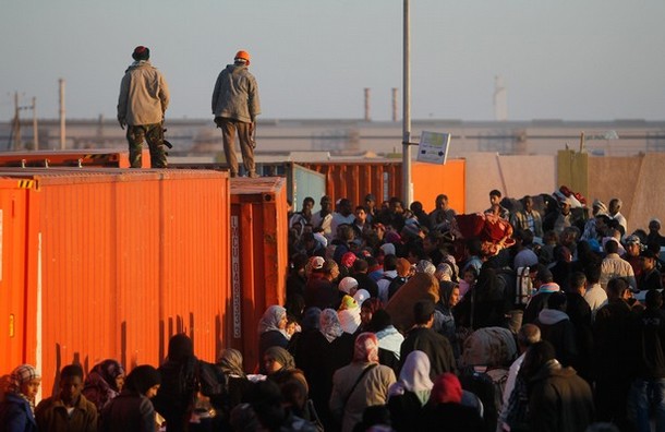 ملف:عمال أجانب ومواطنون أثناء عملية إجلاءهم من مصراتة 18 أبريل 2011.jpg