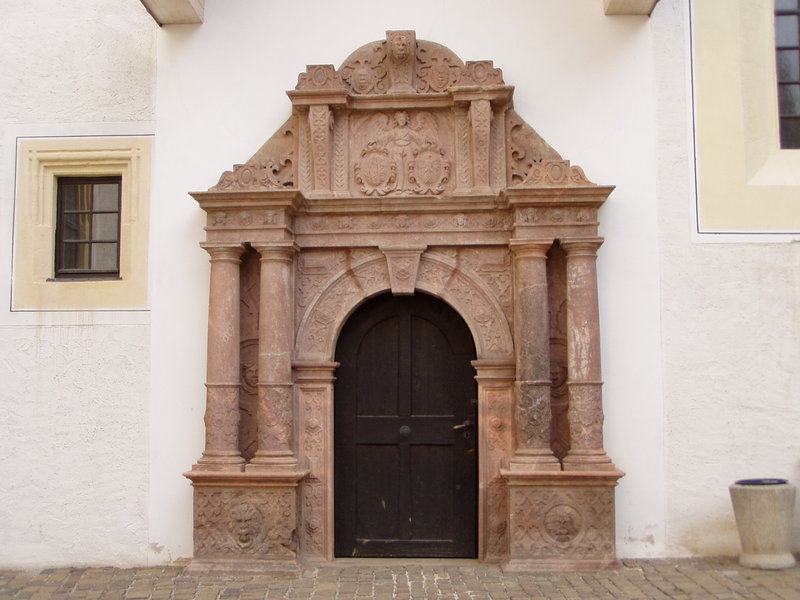 ملف:Entrance of Colditz Castle chapel.jpg