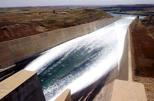 ملف:Mosul Dam chute spillway.jpg