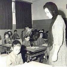 صورة للملكة عفت وهي تزور إحدى المدارس