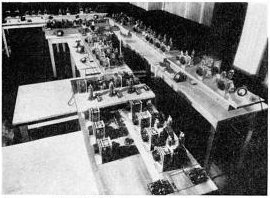 أول جهاز إرسال إذاعي تجريبي لراديو ارمسترونگ W2XDG ، في مبنى امپاير ستيت ، مدينة نيويورك ، يستخدم للاختبارات السرية 1934-1935. تبث على MHz 41 بقوة 2 كيلوواط.