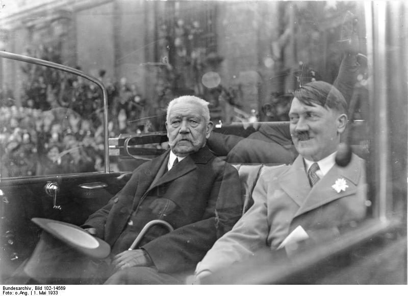 ملف:Bundesarchiv Bild 102-14569, Berlin, Mai-Feier, Hindenburg und Hitler.jpg