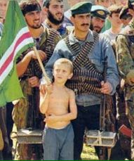 ملف:طفل شيشاني يمسك بالعلم بعد إعلان قيام الجمهورية الشيشانية.jpg