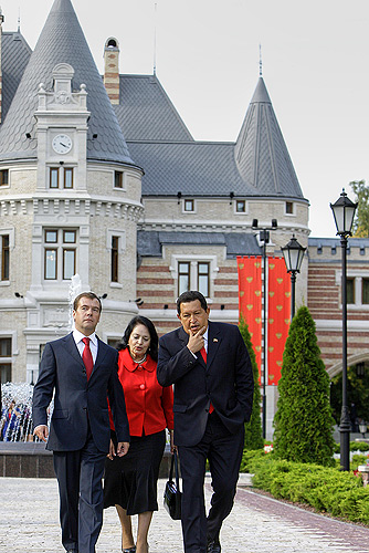 ملف:Dmitry Medvedev and Hugo Chavez 10 September 2009-7.jpg