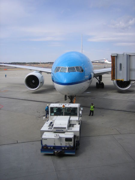 ملف:KLM 777 pushback.jpg