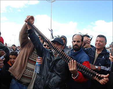 ملف:ليبيون من بنغازي استولوا على شريط رصاص حي بحوزة قوات الأمن 18 فبراير 2011.jpg