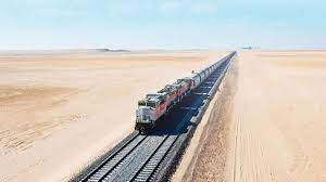 قطار يسير عبر الصحراء.jpg