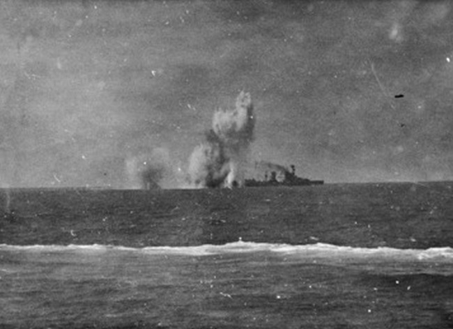 ملف:Dutch cruiser Java under Japanese attack in February 1942.jpg
