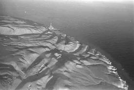 ملف:صورة جوية لجزيرة شدون قبل بدء معركة شدوان 1970.jpg