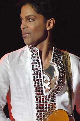 ملف:Prince at Coachella 001.jpg