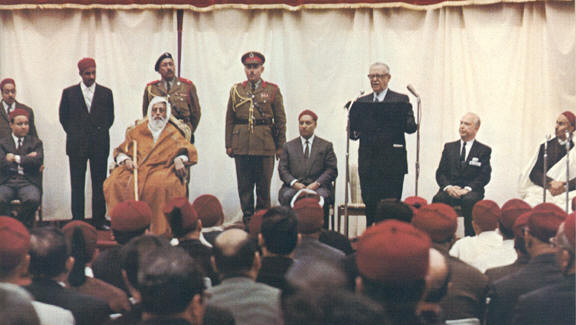 ملف:Hammer announcing the deal with King Idris of Libya 1957.jpg
