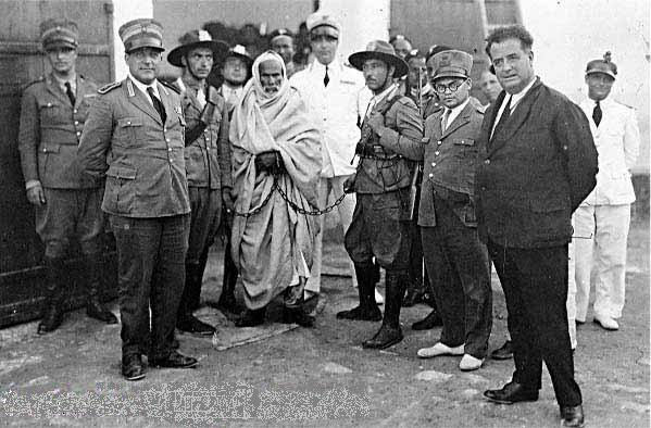ملف:Omar Mokhtar arrested by Italian Fascists.jpg