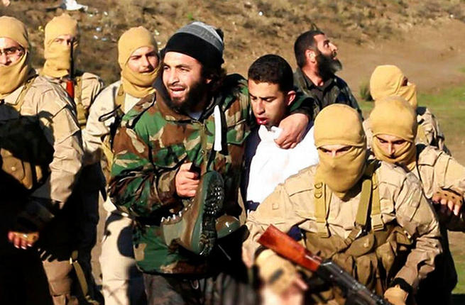 ملف:مسلحو داعش يأسرون الكساسبة في سوريا، 2015.jpg
