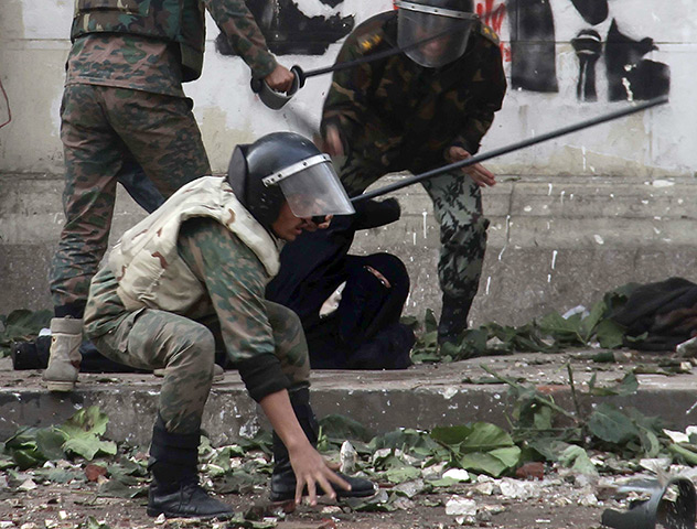 ملف:الجنود يضربون متظاهرة في معركة مجلس الشعب.jpg