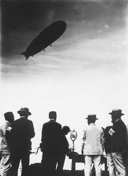ملف:LZ 127 Graf Zeppelin arriving in Kasumi-ga-Ura.jpg