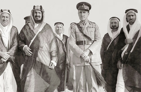 ملف:الملك عبد العزيز مع الجنرال السير برنارد والأمير محمد بن عبدالعزيز ويظهر فؤاد حمزة على يمين الملك.jpg