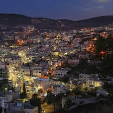 صورة ليلية لمدينة عنجرة.