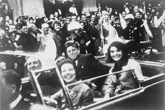 ملف:John F. Kennedy motorcade, Dallas.jpg