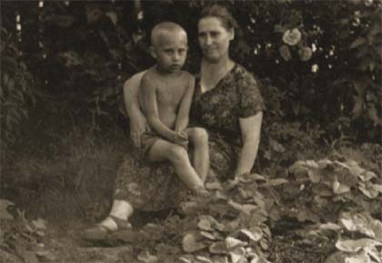 ملف:Vladimir Putin with his mother.jpg