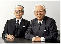 أكي-أو موريتا (مؤسس الشركة) و ماسارو إيبوكا (يسار الصورة)، صاحب الفضل في استخدام الترانزستور.