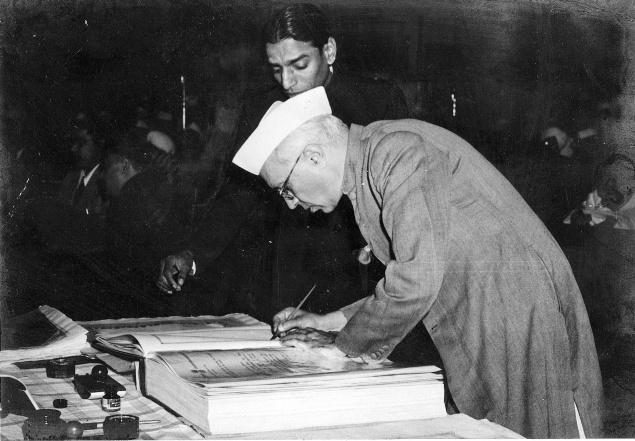ملف:Jawaharlal Nehru signing Indian Constitution.jpg