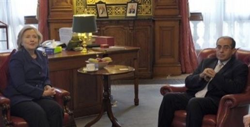 ملف:هيلاري كلينتون في لقاء مع عضو المجلس الانتقالي الليبي محمد جبريل في مكتب الكومنولث بلندن 29 مارس 2011.jpg