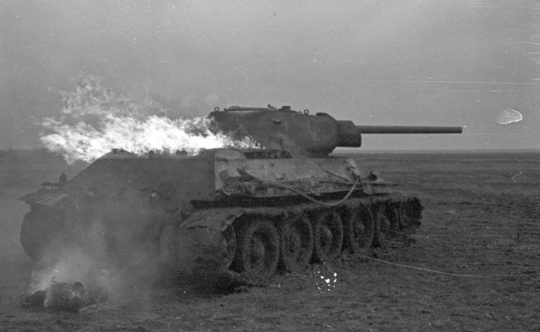 ملف:Bundesarchiv B 145 Bild-F016221-0016, Russland, Brennender T-34.jpg