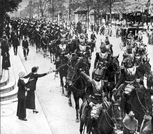 ملف:French heavy cavalry Paris August 1914.jpg