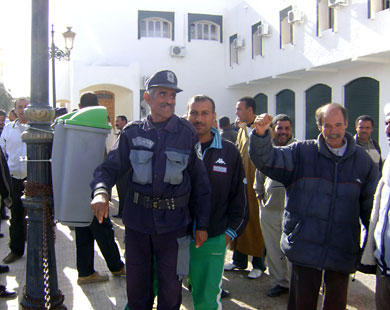 ملف:عناصر الحرس البلدي الجزائري يتظاهرون في الجزائر العاصمة 1 مارس 2011.jpg