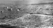تبعات الهجوم النووي على هيروشيما. على الرغم من نشوء عاصفة نارية حقيقية، ظلت المباني الخرسانية المسلحة، كما هو الحال في طوكيو، قائمة بالمثل. قام به الطيار إينولا جاي، پول تيبتس.
